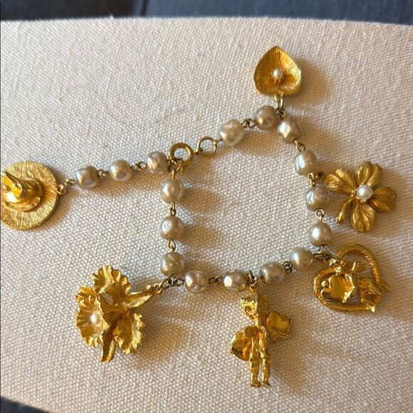Vintage Faux Pearl Gold Tone Link Bracelet with 6 Gold Tone Charms. - Picture 1 of 6